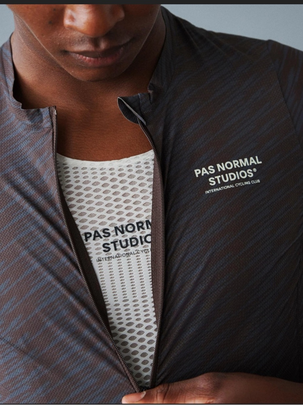 PAS NORMAL STUDIOS SOLITUDE JERSEY SS24
DARK NAVY/LIGHT BROWN